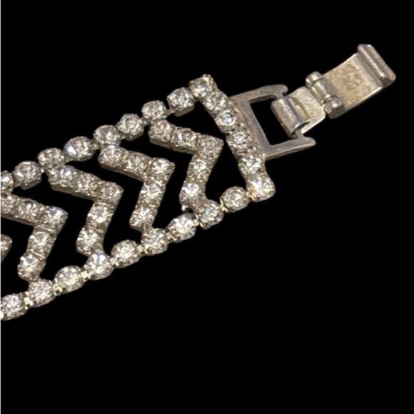 Elegant Silver Crystal Bracelet - Picture 5 of 9